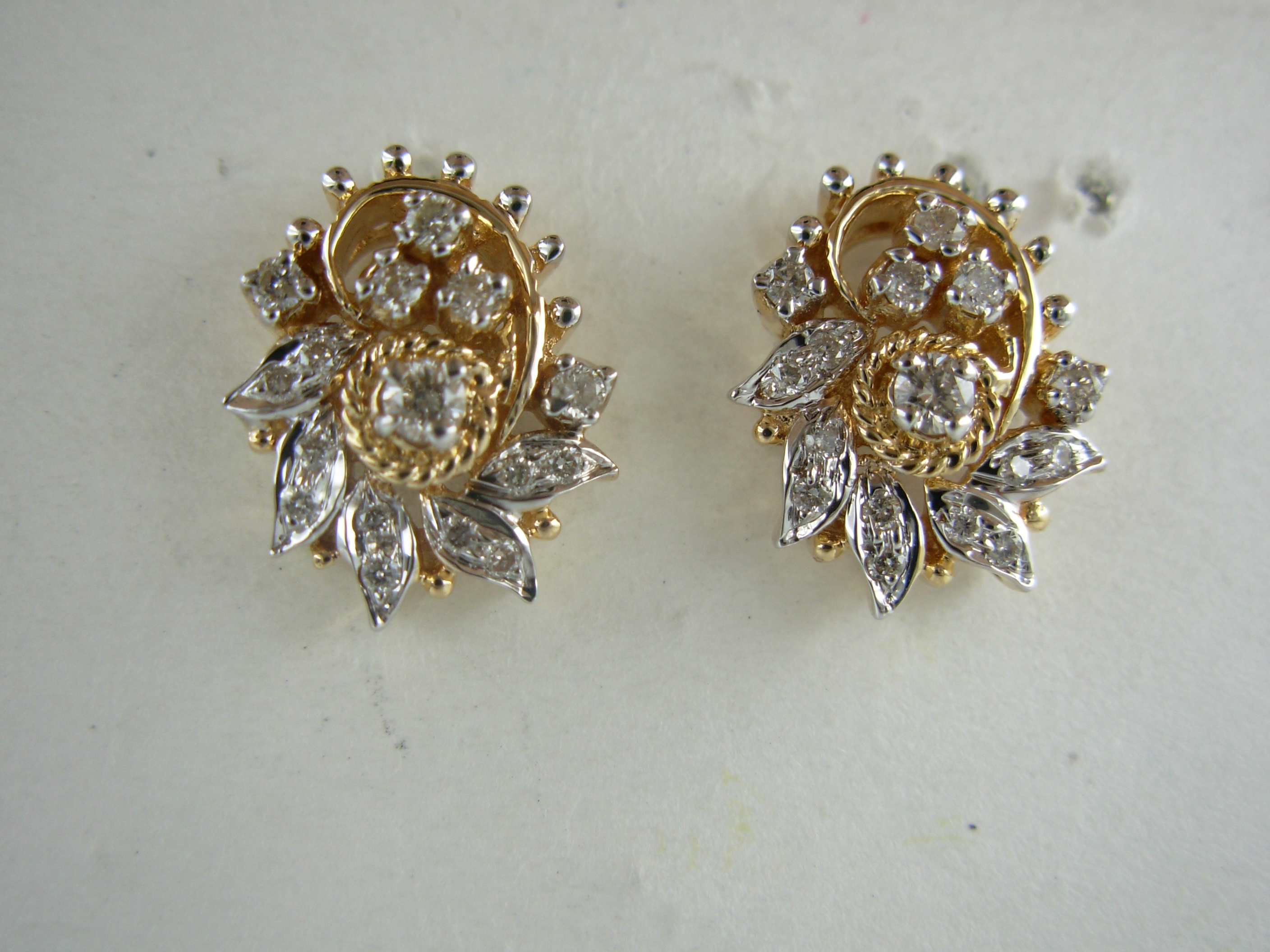 Beautiful 18 Kt Gold  Natural Diamond Earing